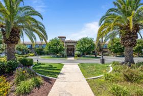 Oakmont of Fresno outdoor common area