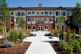 Lincoln Meadows Senior Living outdoor common area