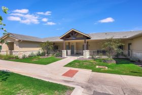 Ledgestone Senior Living (IL) outdoor common area